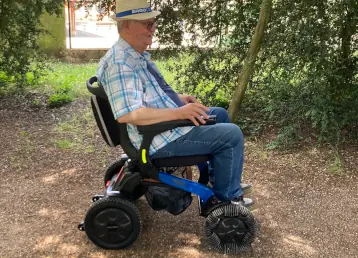 Personne en Fauteuil roulant électrique Ergo 09L