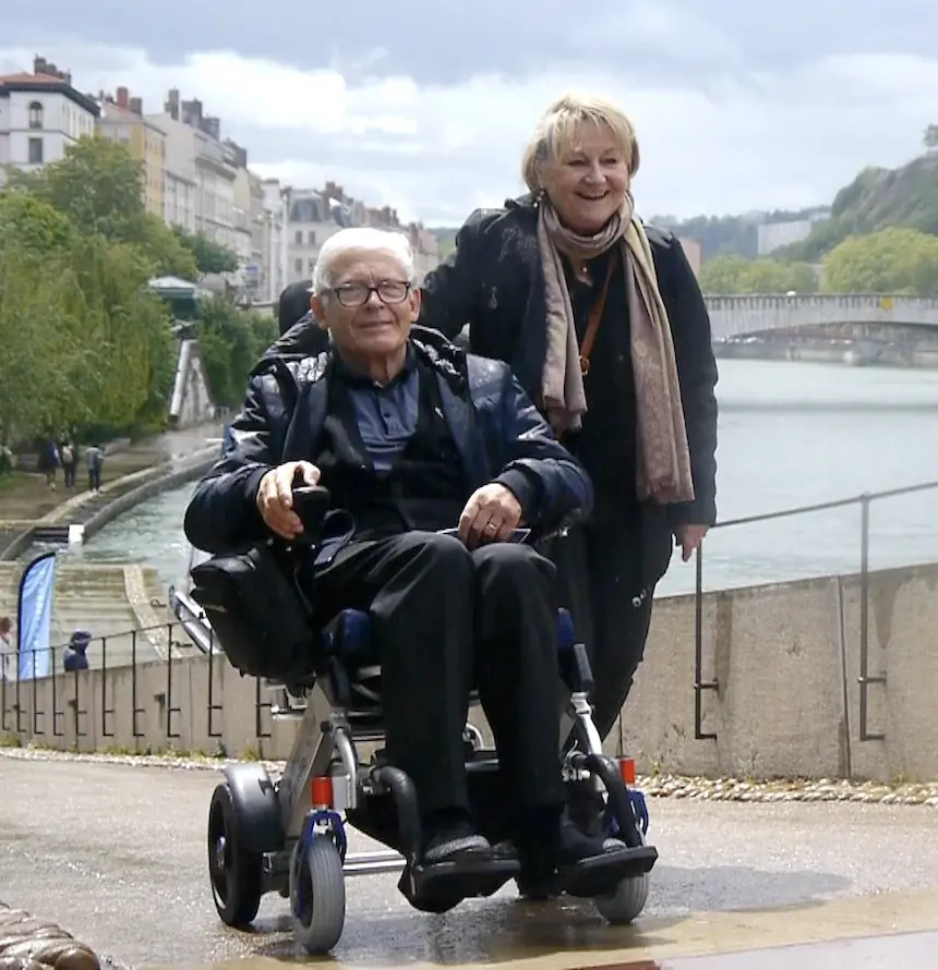 Personne en Fauteuil roulant électrique 08L