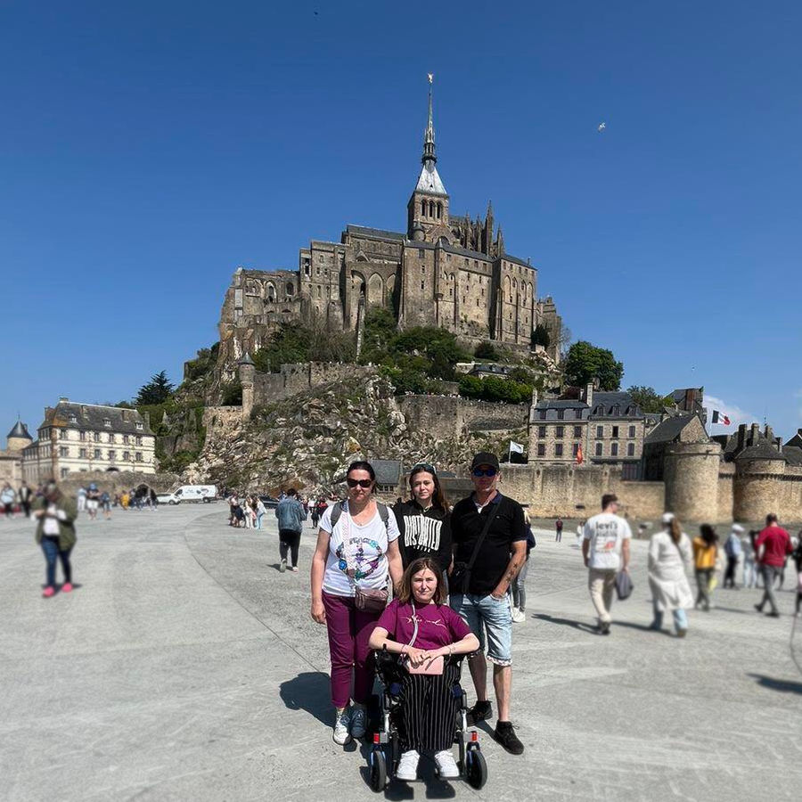 Marina voyage en fauteuil électrique pliable et léger avec sa famille