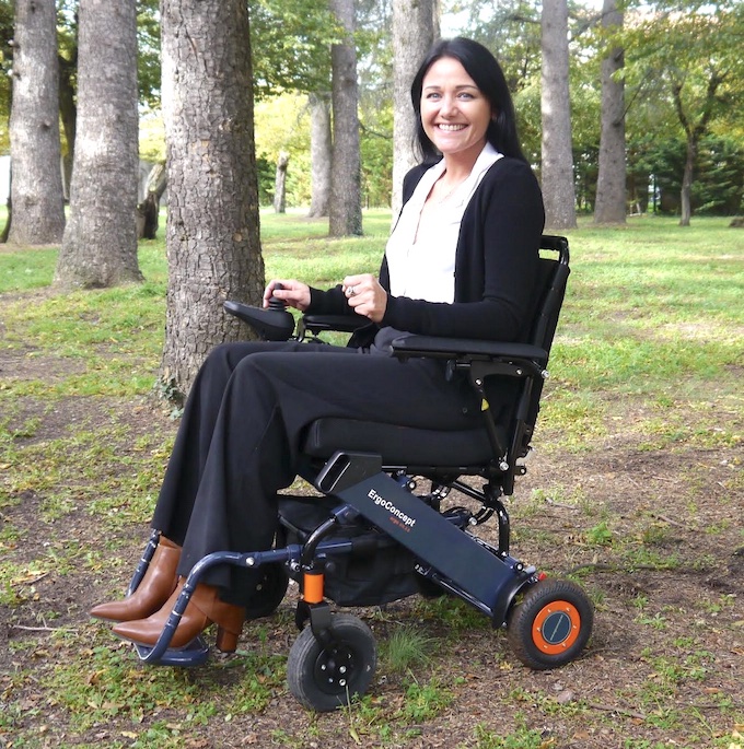 femme en fauteuil roulant électrique