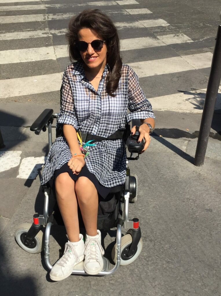 femme voyage en fauteuil roulant