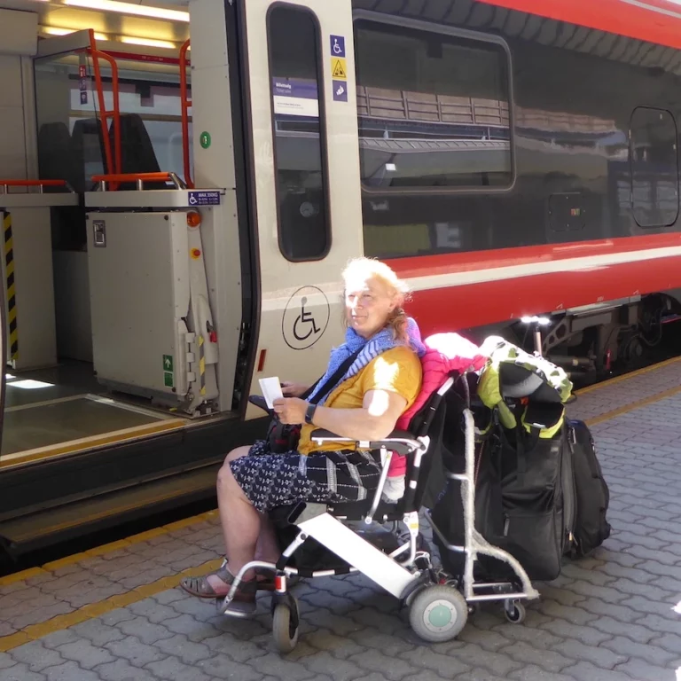voyage en train en fauteuil roulant électrique